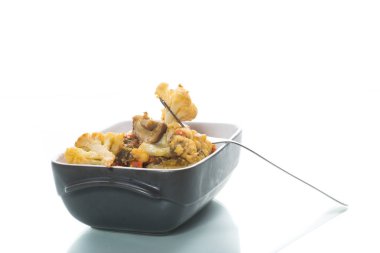 Mantar ve beyaz zemin üzerine seramik form Poğaca fırında karnabahar