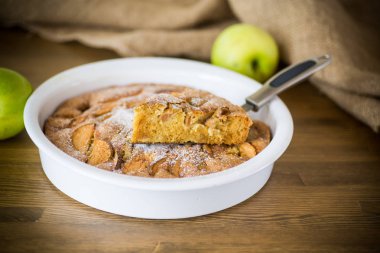 bir ahşap seramik formunda tatlı elma pasta