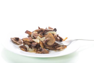 bir tabak içinde soğanlı çörek mantar kızarmış