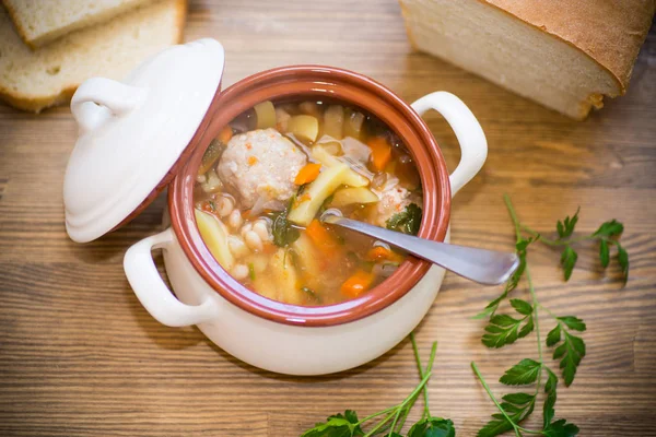 Овощной суп с бобами и фрикадельками в керамической миске — стоковое фото