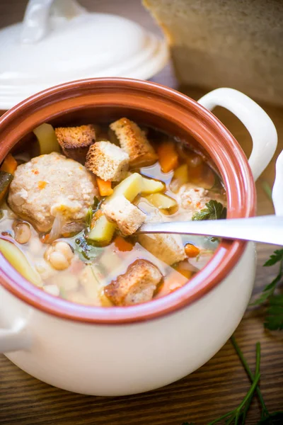 Sopa de verduras con frijoles y albóndigas en un tazón de cerámica — Foto de Stock