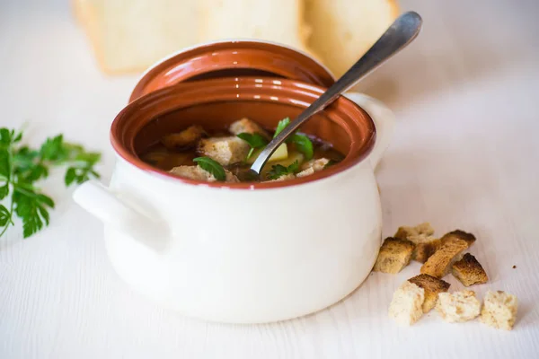 Овочевий суп з квасолею та фрикадельками в керамічній мисці — стокове фото