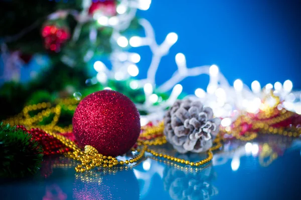 Juguetes de Navidad con un árbol de Navidad sobre un fondo azul — Foto de Stock