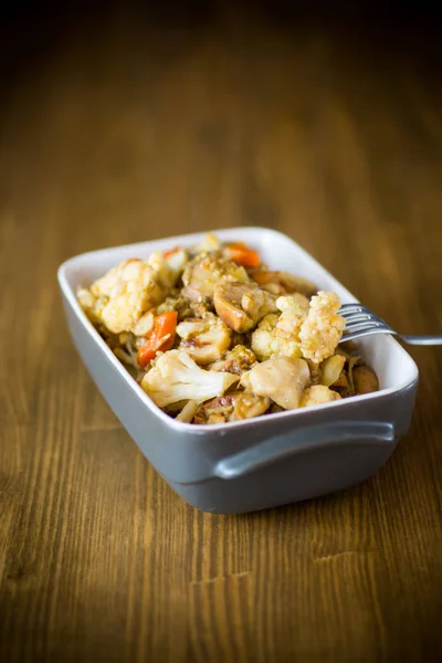 Cauliflower baked with mushrooms and eggplants in ceramic form — Stock Photo, Image