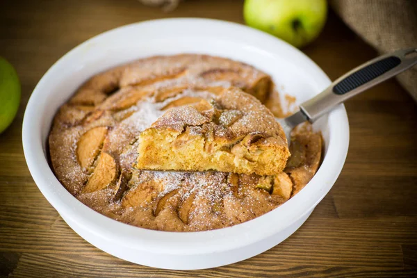 Sweet apple pie in ceramic form on a wooden — Stock Photo, Image