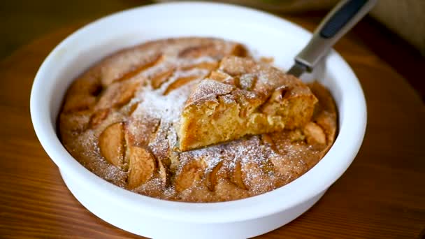 Sweet apple pie in ceramic form on a wooden — Stock Video