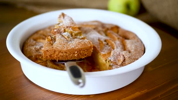 Torta di mele dolce in forma ceramica su un legno — Video Stock