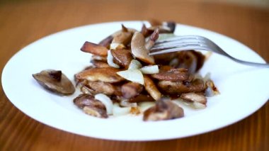 bir tabak içinde soğanlı çörek mantar kızarmış