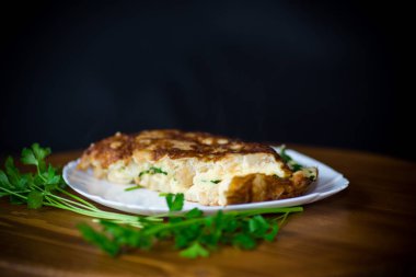 Karnabahar ve yeşillik bir plaka ile kızartılmış omlet