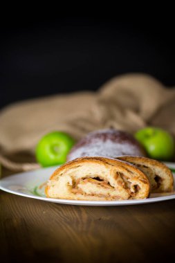 tatlı ev yapımı meyveli turta elmalı bir tabak içinde