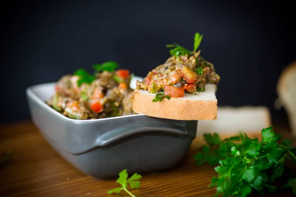 Caviar de berenjena con tomates y una rebanada de pan — Foto de Stock