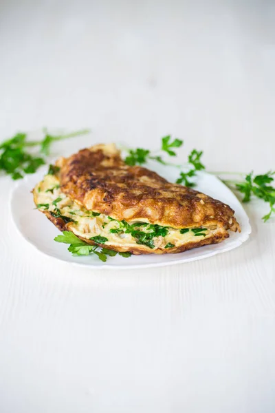 Omelete frito com couve-flor e verdes em uma chapa — Fotografia de Stock