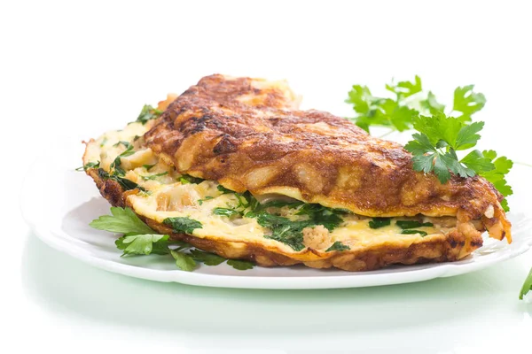 Karnabahar ve yeşillik bir plaka ile kızartılmış omlet — Stok fotoğraf