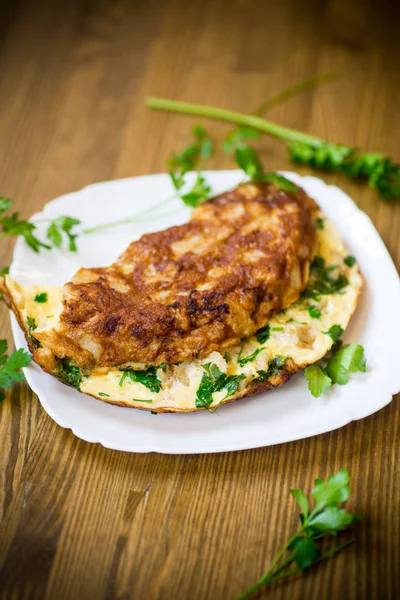 Tortilla frita con coliflor y verduras en un plato —  Fotos de Stock