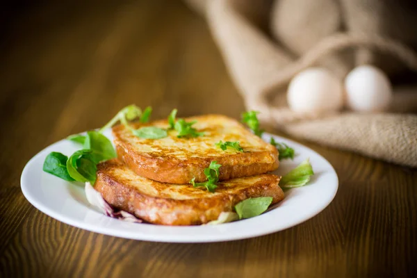 Croûtons frits dans des œufs avec des légumes dans une assiette — Photo