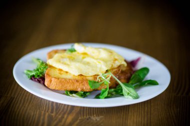 bir tabak kızarmış yumurta ile yumurta, kızarmış kruton