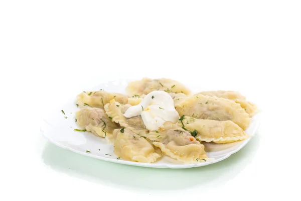 Gnocchi bolliti con ripieno su sfondo bianco — Foto Stock