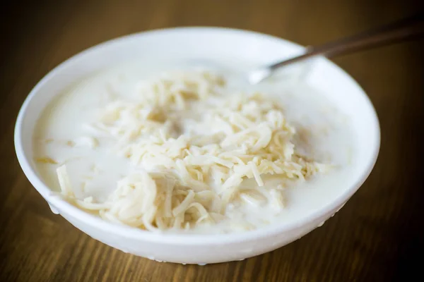 Tagliatelle dolci fatte in casa con latte in un piatto — Foto Stock