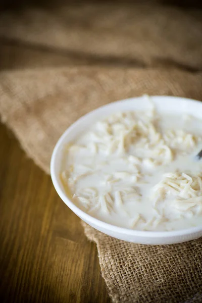 Fideos dulces caseros con leche en un plato —  Fotos de Stock