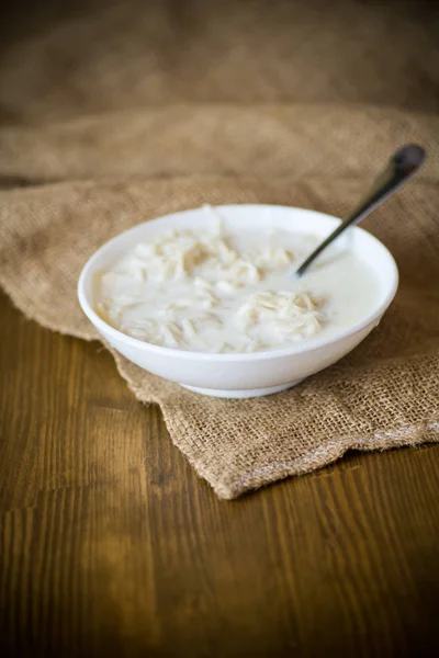 Fideos dulces caseros con leche en un plato — Foto de Stock