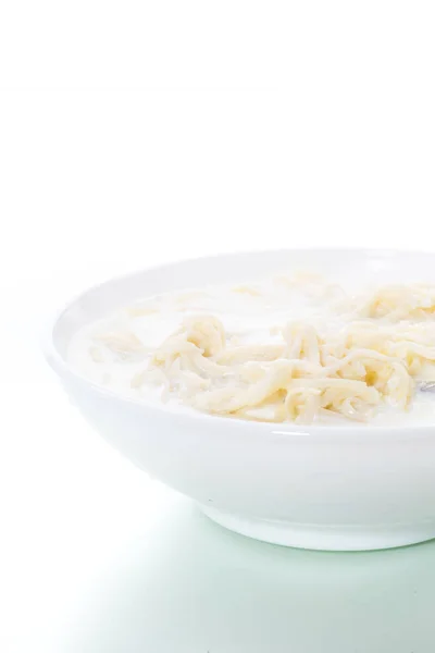 Fideos dulces caseros con leche en un plato —  Fotos de Stock