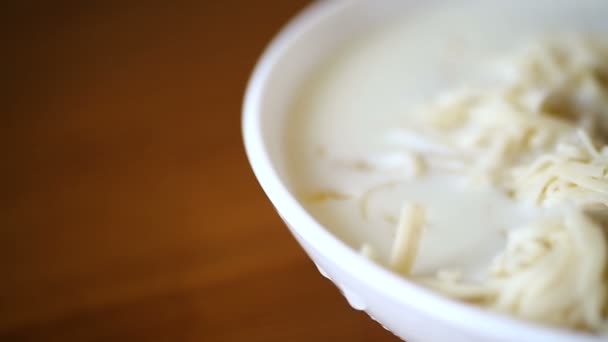Домашняя сладкая лапша с молоком в тарелке — стоковое видео