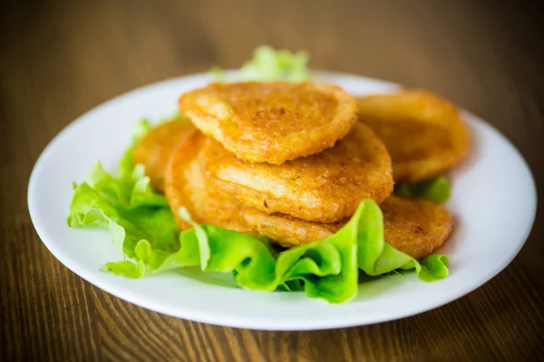 Potato Pancakes Lettuce Leaves Plate Wooden Table — Stock Photo, Image