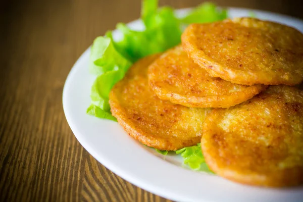 Kartoffelpuffer Mit Salatblättern Einem Teller Auf Einem Holztisch — Stockfoto