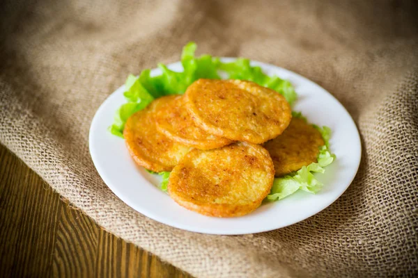 Frittelle Patate Con Foglie Lattuga Piatto Tavolo Legno — Foto Stock