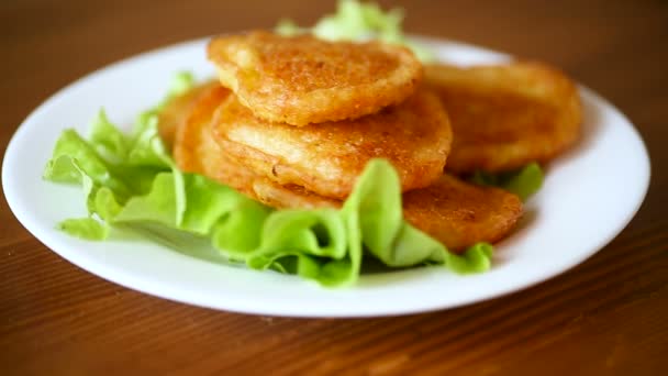 Tortitas Patata Con Hojas Lechuga Plato Sobre Una Mesa Madera — Vídeos de Stock