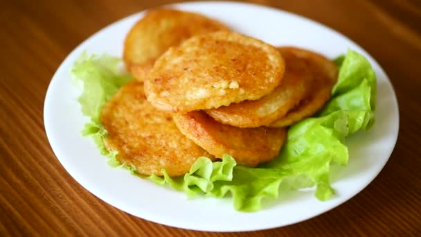 Aardappelpannenkoekjes Met Bladeren Van Sla Een Plaat Een Houten Tafel — Stockvideo