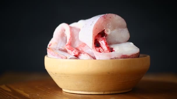 Trozos de pescado fresco de lucio crudo en un bol — Vídeos de Stock