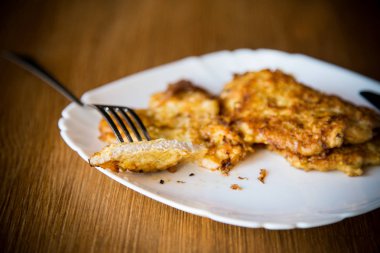 meyilli, bir tabak kızarmış domuz fileto pirzolası