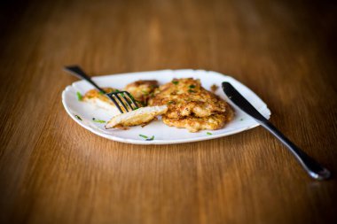 meyilli, bir tabak kızarmış domuz fileto pirzolası