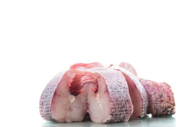 beyaz izole taze çiğ pike Balık parçaları