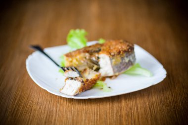 pike kızarmış balıkla bir plaka üzerinde bir ahşap