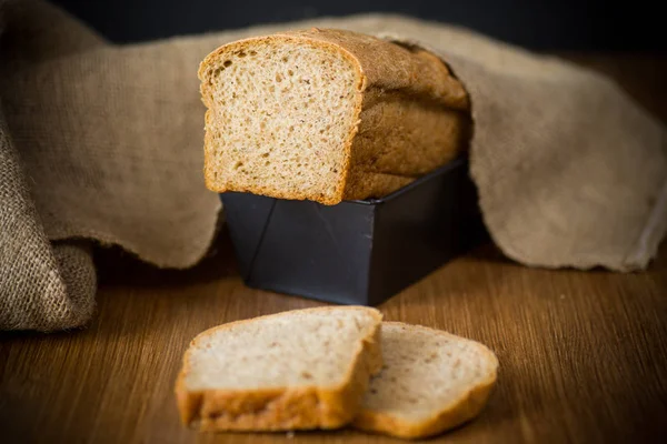 Pão de torradeira caseiro de centeio em forma de metal — Fotografia de Stock