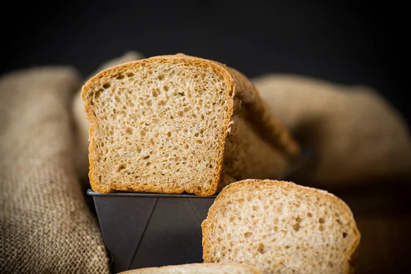 Хлеб из ржаного тостера в металлической форме — стоковое фото