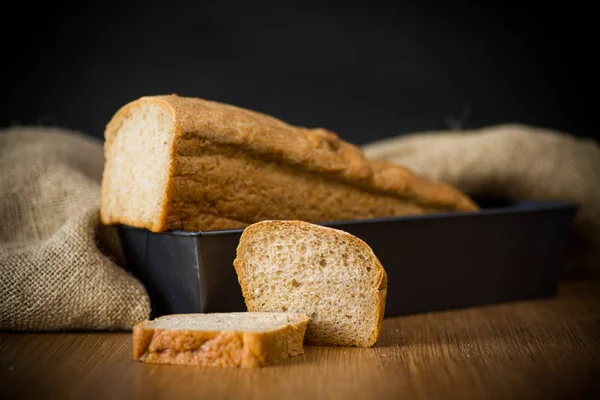 Pão de torradeira caseiro de centeio em forma de metal — Fotografia de Stock