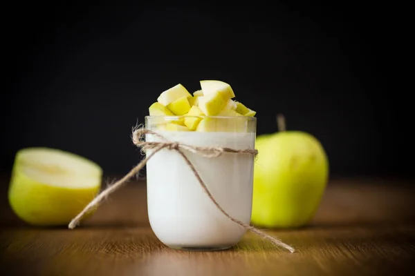Yogurt casero con manzanas maduras sobre mesa de madera — Foto de Stock
