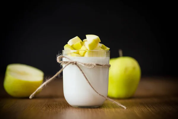 Yogurt casero con manzanas maduras sobre mesa de madera —  Fotos de Stock