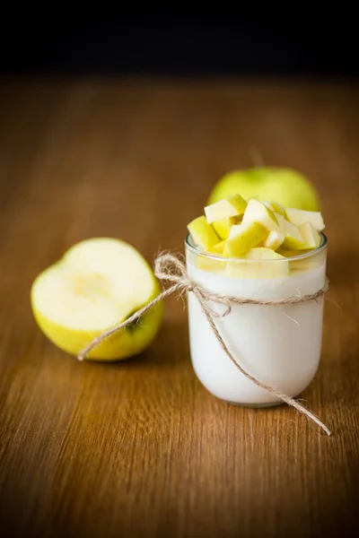 Jogurt domowej roboty z dojrzałych jabłek na drewnianym stole — Zdjęcie stockowe