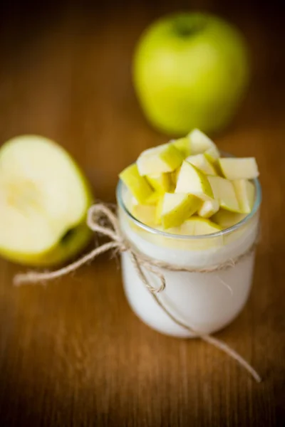 Jogurt domowej roboty z dojrzałych jabłek na drewnianym stole — Zdjęcie stockowe