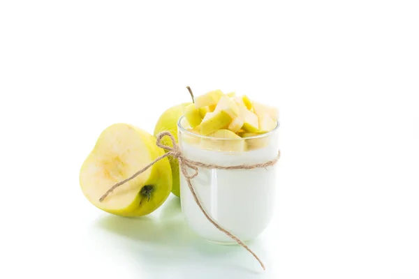 Yogurt casero con manzanas maduras aisladas en blanco — Foto de Stock