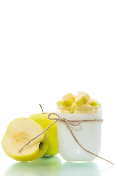 Homemade yogurt with ripe apples isolated on white — Stock Photo, Image