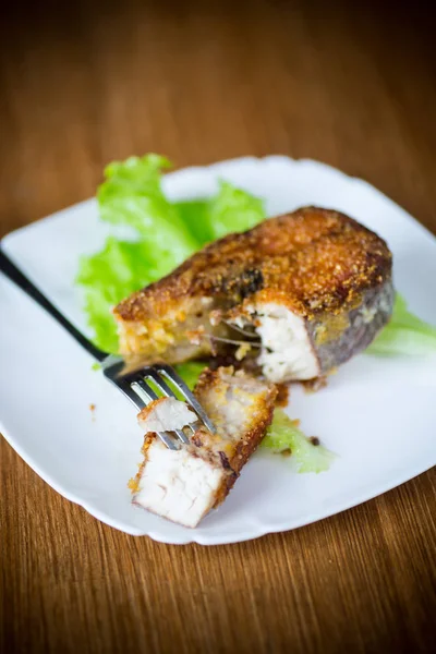 Parte de peixe de lúcio frito em uma chapa em uma madeira — Fotografia de Stock