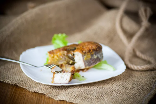 Pezzo di pesce luccio fritto in un piatto su un legno — Foto Stock