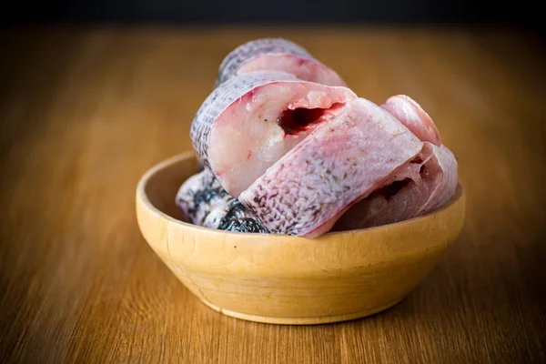 Pedaços de peixe de lúcio cru fresco em uma tigela Fotografia De Stock