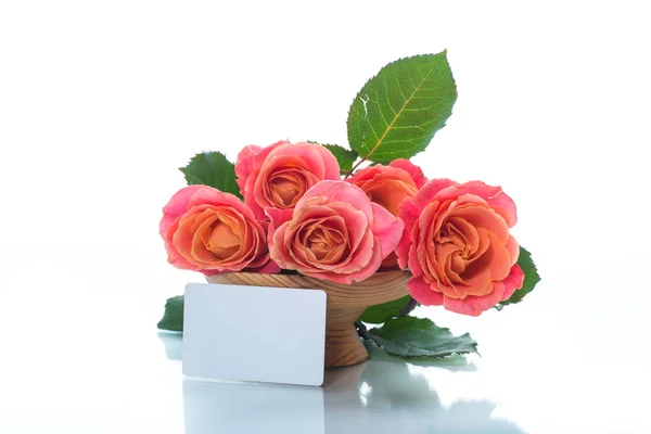 Bukett med vackra rosa rosor isolerad på vit — Stockfoto