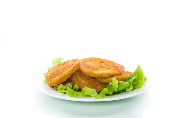 Картофельные блинчики с листьями салата в тарелке — стоковое фото